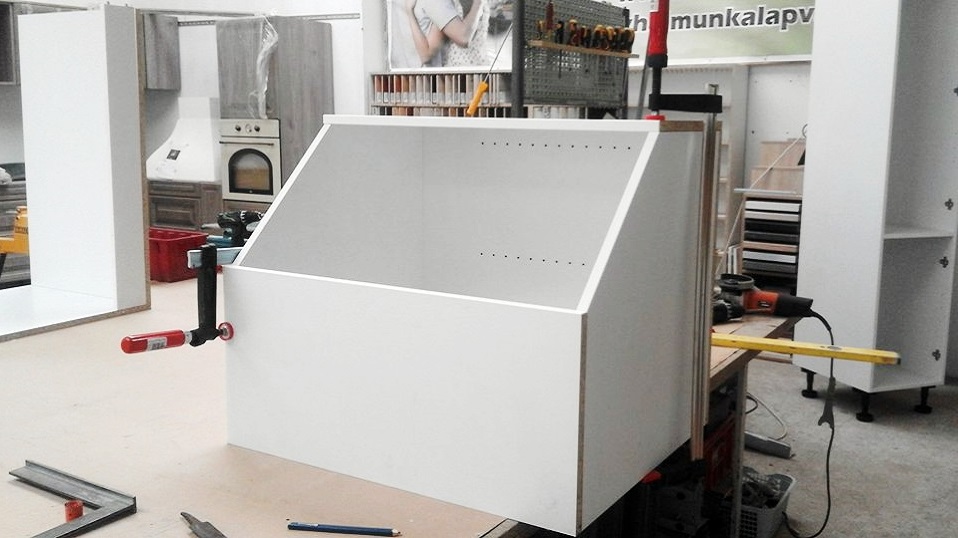 feher-u-alaku-konyhabutor-14