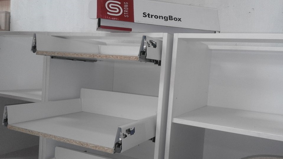 feher-u-alaku-konyhabutor-17