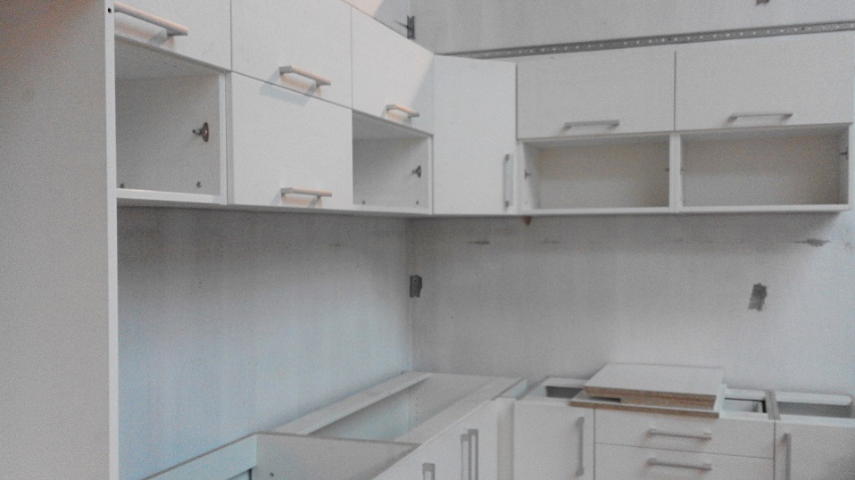 feher-u-alaku-modern-konyhabutor-10