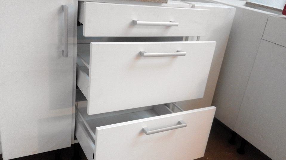 feher-u-alaku-modern-konyhabutor-13