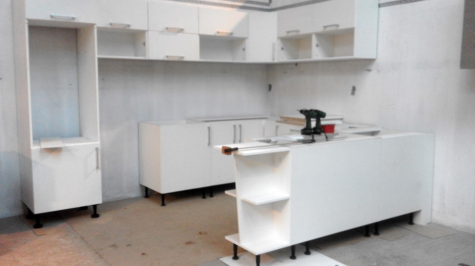 feher-u-alaku-modern-konyhabutor-9